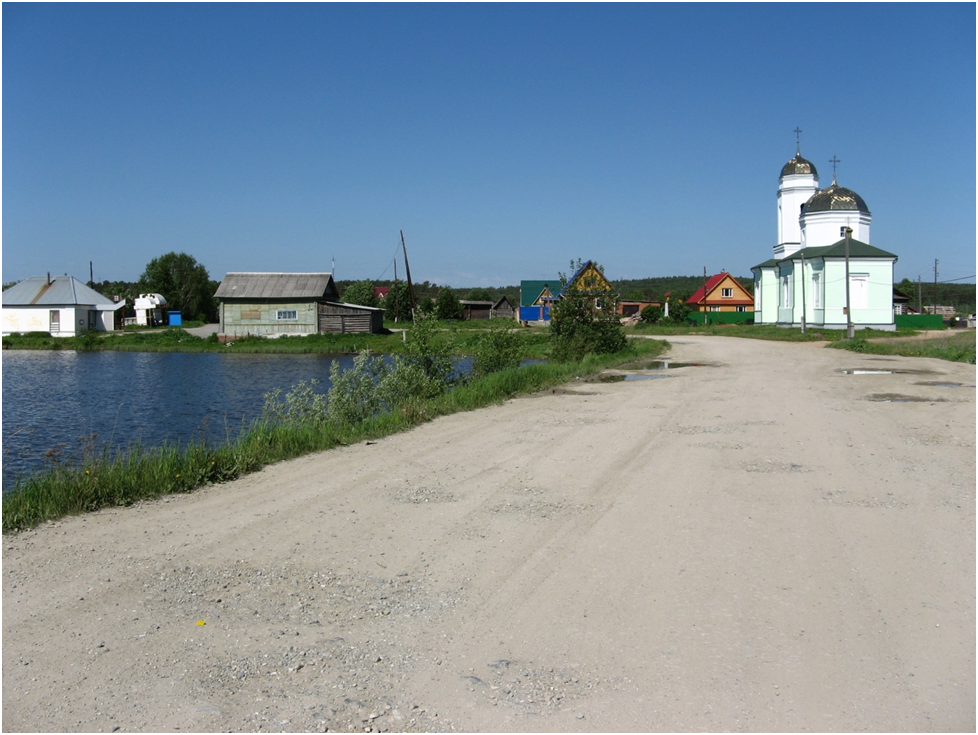 Центральная площадь Кунгурки после "рокировки". Слева - направо: магазин, клуб, дом попа (с красной крышей), храм. Вид с дамбы на старом дегтярском тракте. Фото автора.
