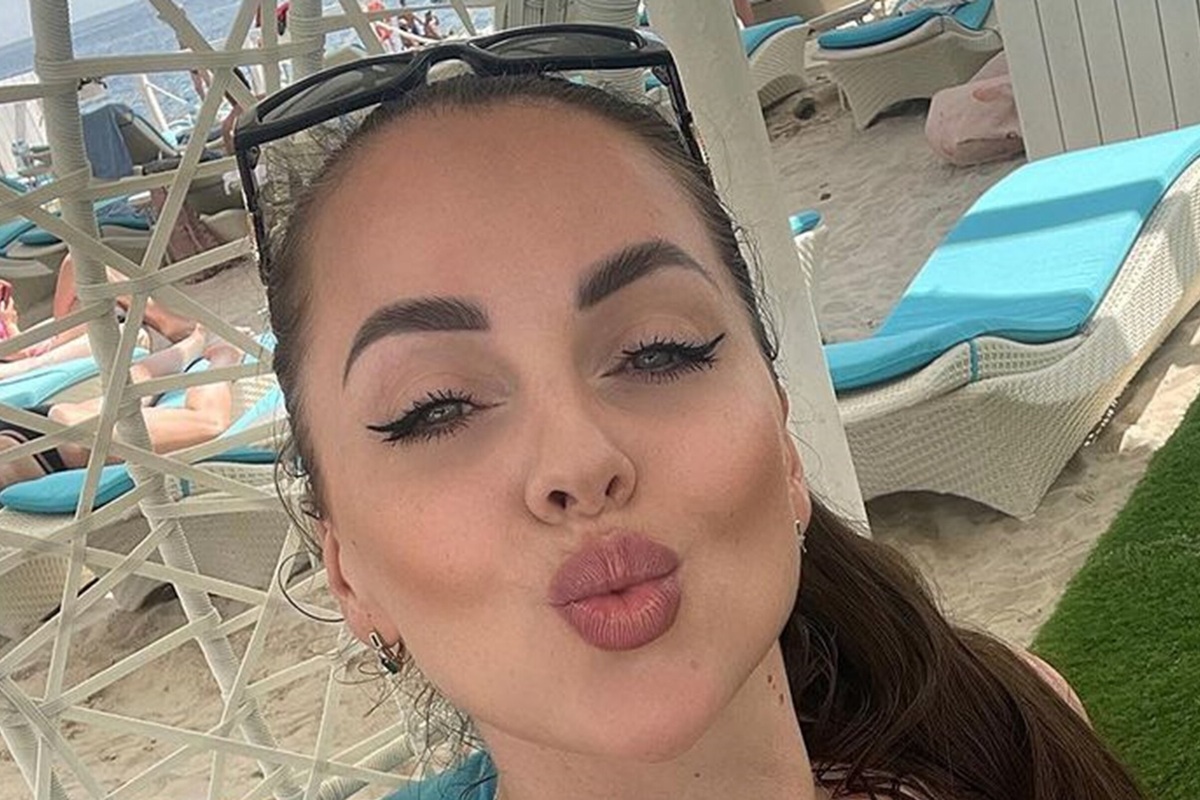     «Не расстраивайтесь из-за моего купальника»: Ольга Рапунцель показала фигуру на пляже в Сочи