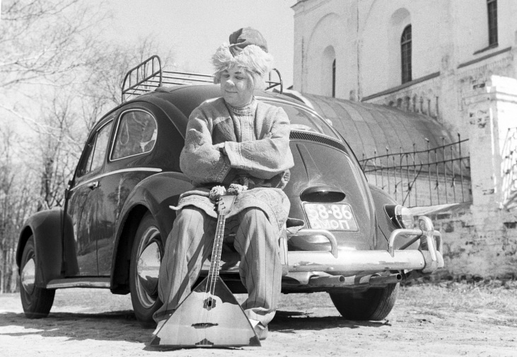 Звезда советского цирка — знаменитый клоун Олег Попов и его Volkswagen Kaefer.Реклама