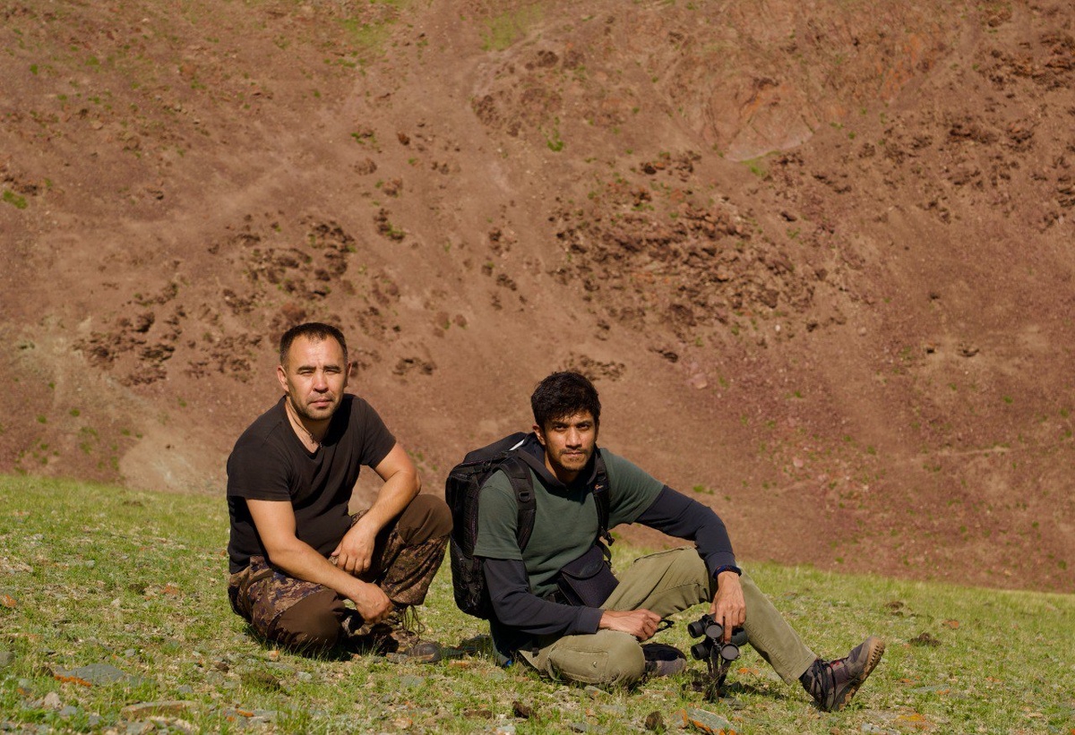 Индраджет в Сайлюгемском нацпарке и его гид-проводник-переводчик-компаньон Алексей Кужлеков, научный сотрудник Сайлюгемского нацпарка. 