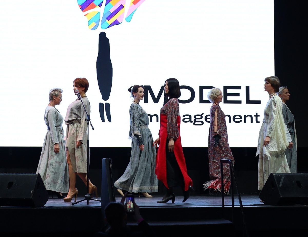 Вот этим красоткам-моделям на показе в центре Москвы от 40 до 55 лет. Мечты надо исполнять!