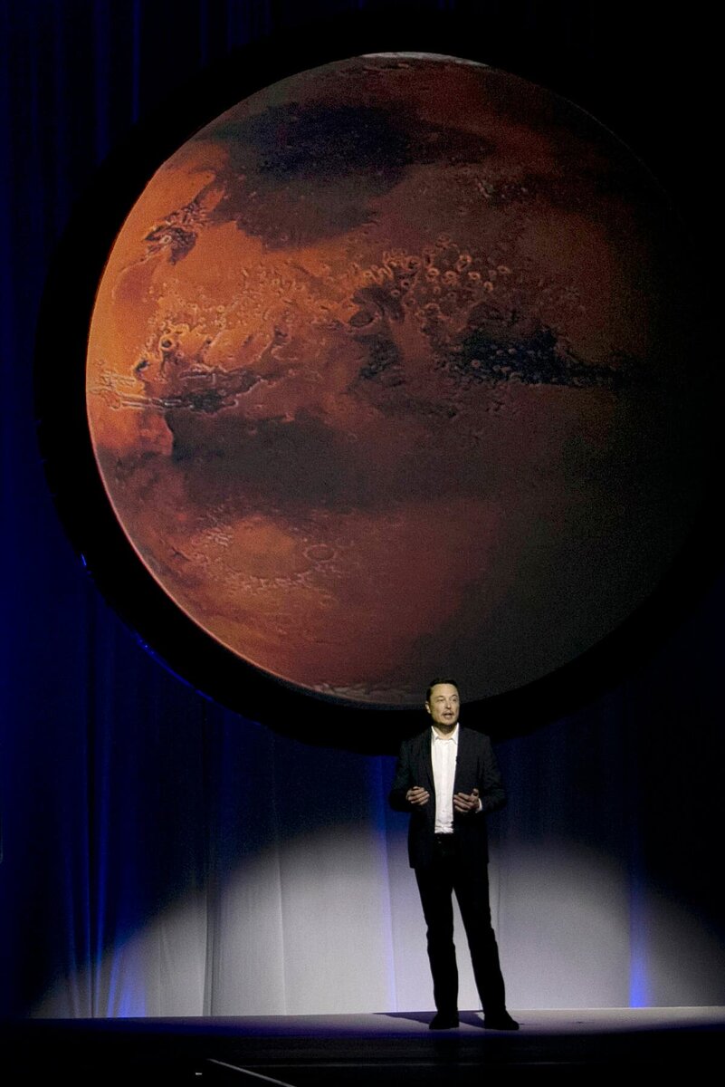 Илон Маск, основатель SpaceX, заявил на Международном астронавтическом конгрессе в презентации 2016 года, что ракета, построенная компанией, может доставить на Марс одновременно 100 пассажиров.Предоставлено...Рефугио Руис /Associated Press
