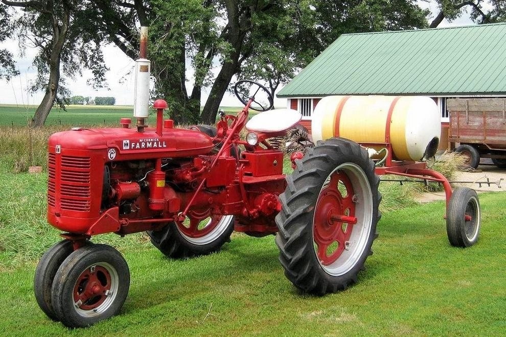    В те годы, трактора Farmall были весьма популярны.