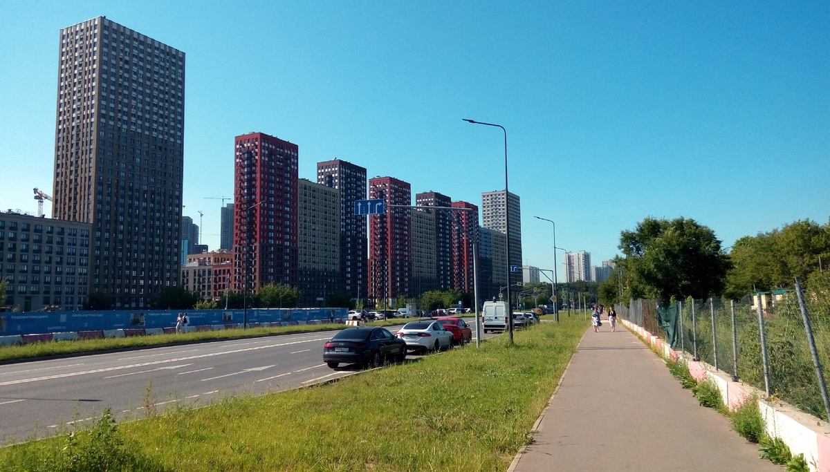 На выходе из метро «Курьяново», вид на жилой комплекс «Квартал Домашний».