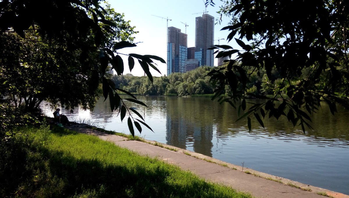 Вид на какие-то высотки в «Москворечье Сабурово», за рекой.