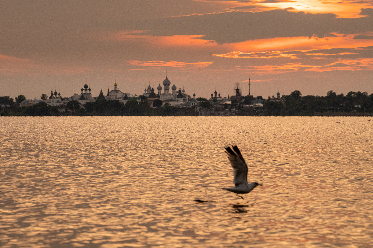 вид на Ростовский кремль с середины озера Неро