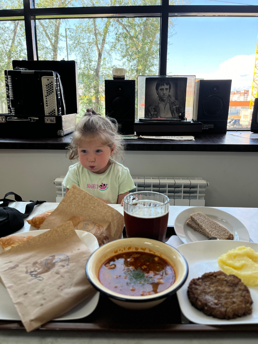 Ничего необычного. Просто в один прекрасный момент ты понимаешь, что пьешь не только после рабочего дня, но уже и в обеденный перерыв, и когда начальство отъехало по делам. Я слышу такие истории каждый день. Люди теряют работу из-за новой привычки, но осознание того, что они попались на крючок зависимости всё-ровно не приходит