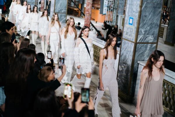 Показ Akhmadullina Dreams. Фотограф Golyakov. Модель Umodel Марина.