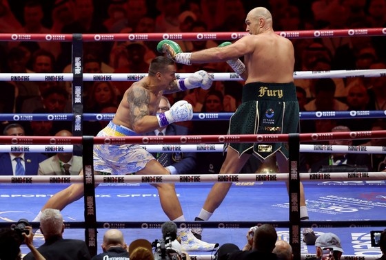    Бой за титул абсолютного чемпиона мира по боксу в супертяжелом весе между британцем Тайсоном Фьюри и украинцем Александром Усиком