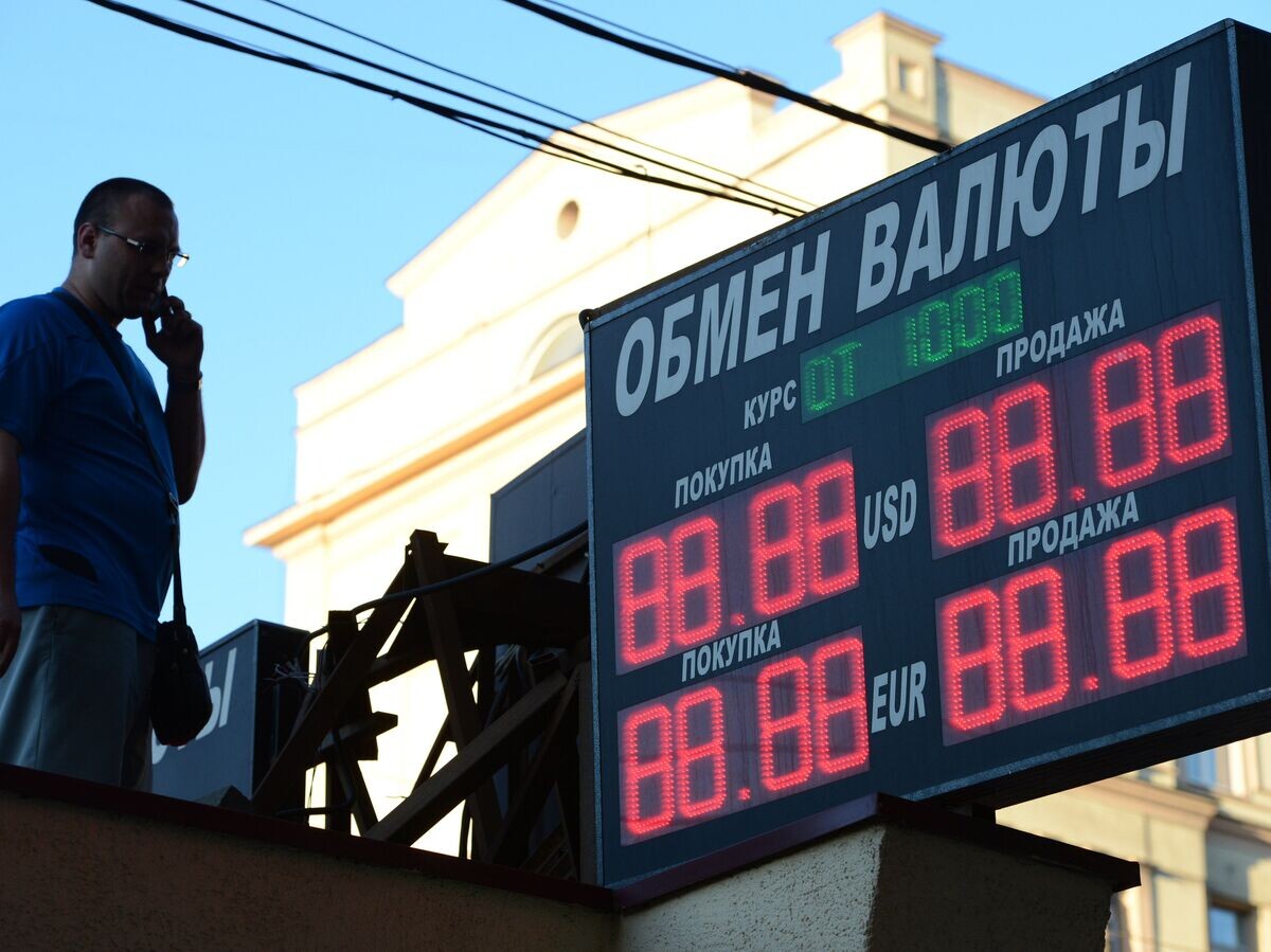    Информационное табло пункта обмена валюты© РИА Новости / Павел Лисицын