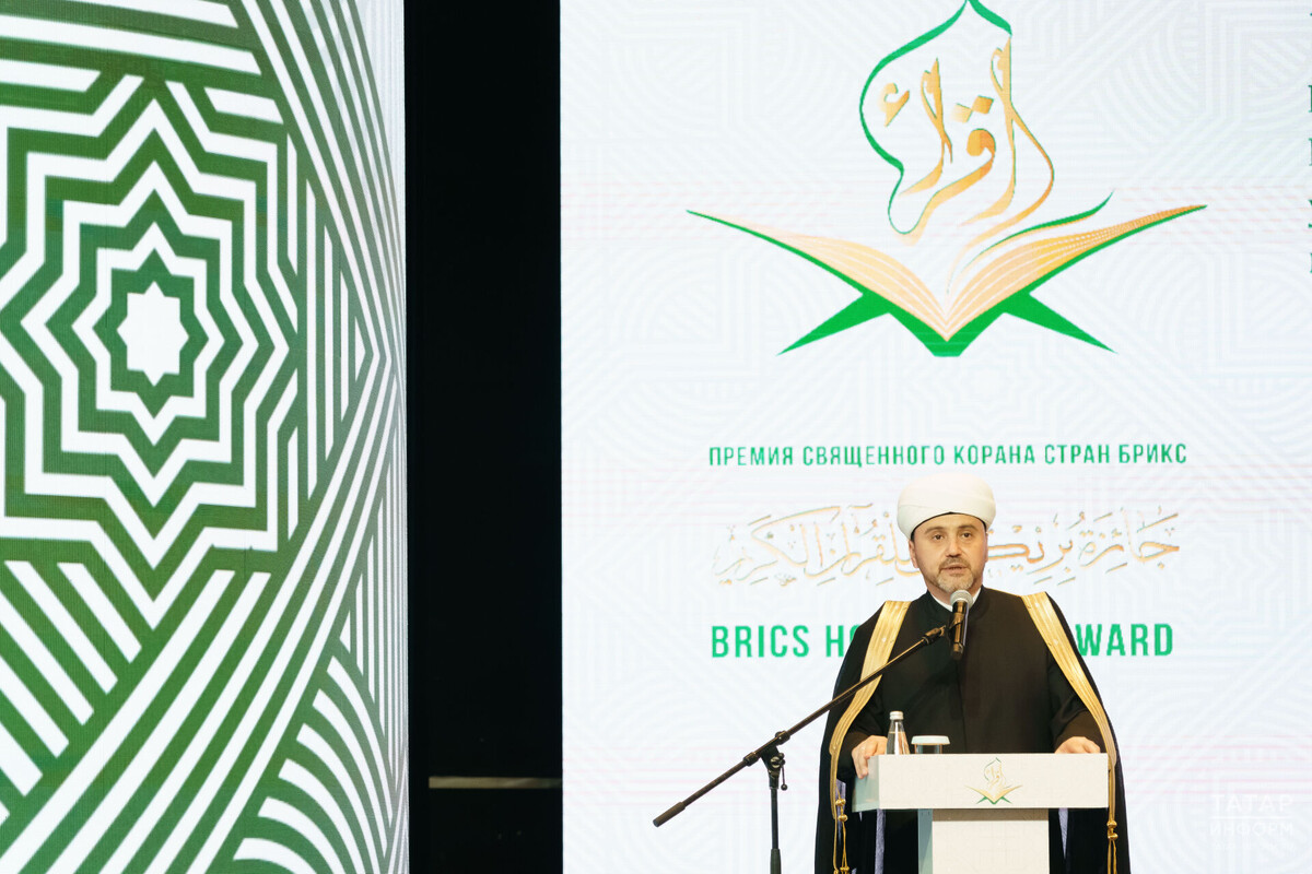 Рушан хазрат Аббясов: «Благодарю наших участников и членов жюри, гостей, которые приехали из разных уголоков нашего мира, чтобы сегодня вместе с нами насладиться прекраснейшим чтением Священного Корана». Фото: © Салават Камалетдинов / «Татар-информ»