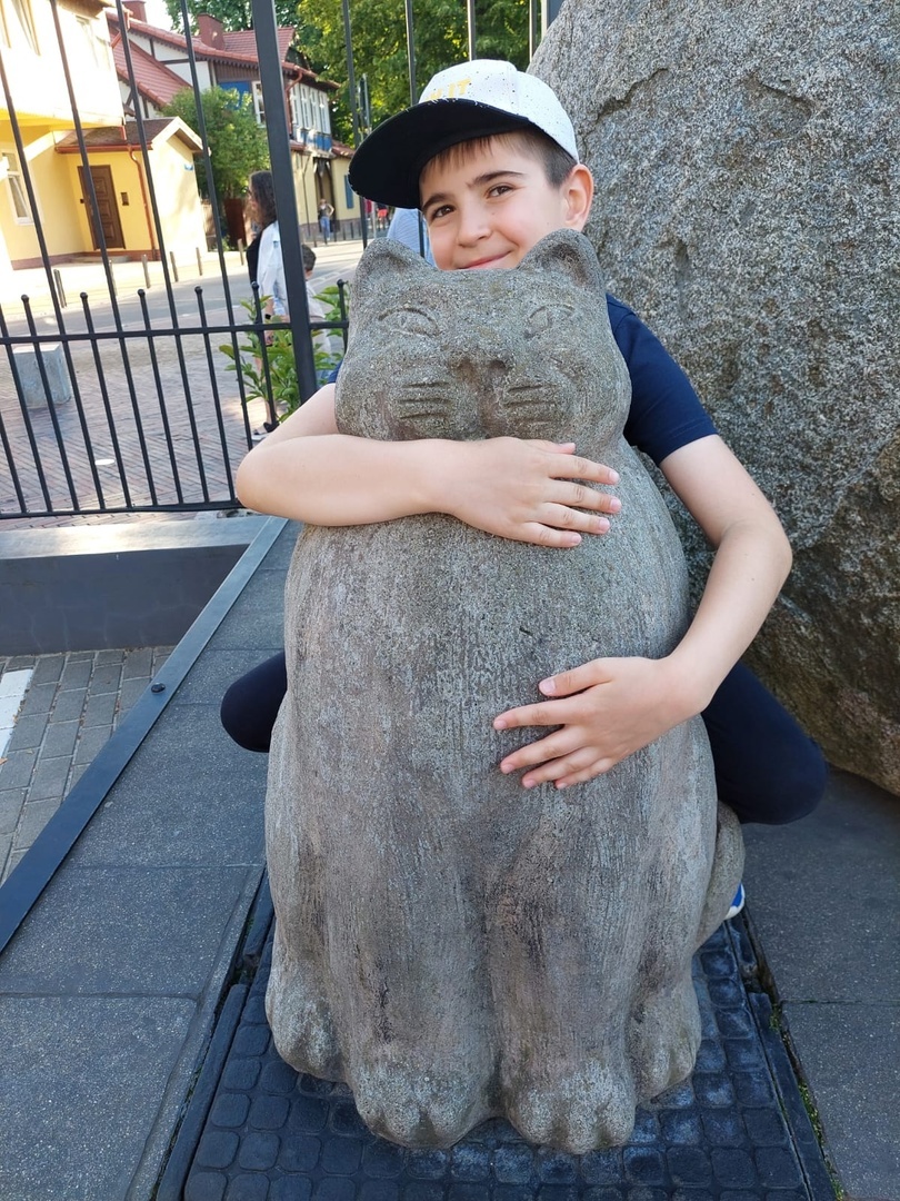 Рядом ещё один "памятник" коту