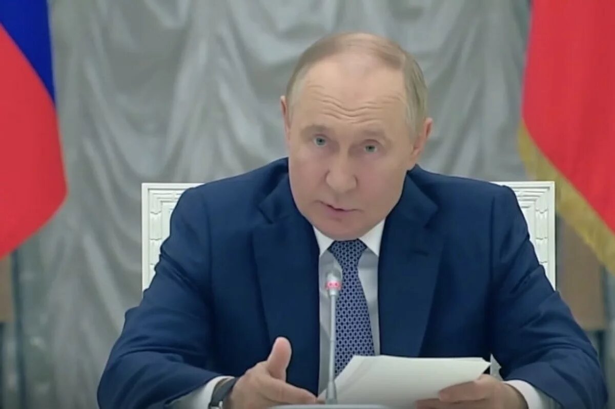    Путин открыл роддом, больницу, дорогу и молодежный центр в новых регионах