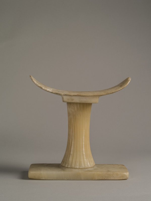 Алебастровый подголовник из трёх отдельных частей. Древний Египет, II тыс. до н.э. Из коллекции  ГМИИ им. А.С. Пушкина