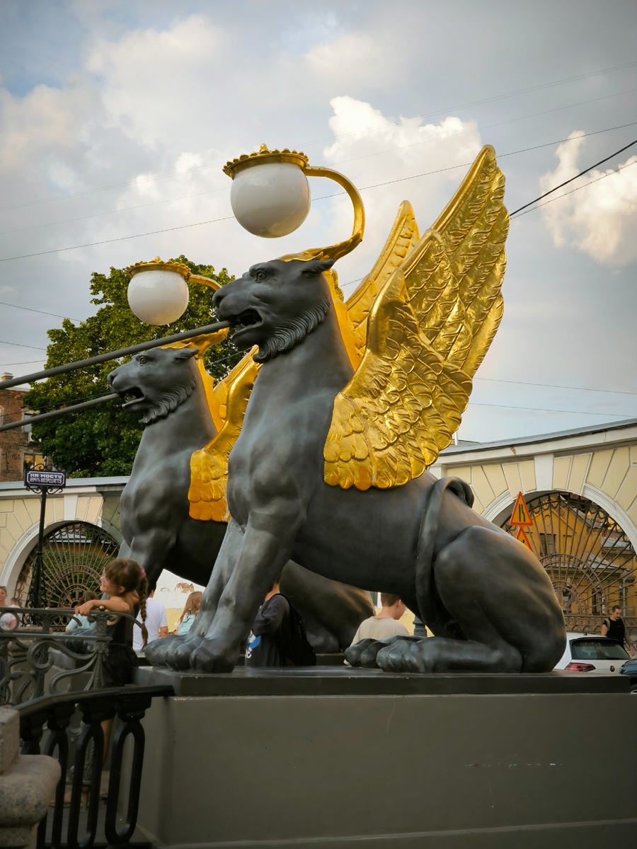 Львы на Банковском мосту в Питере