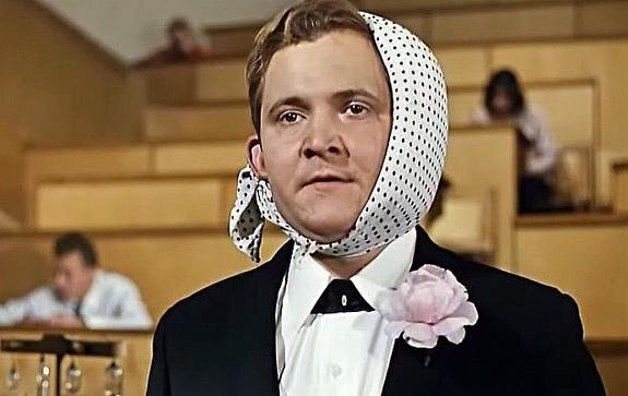 Персонаж Виктора Павлова имитирует отек. По-простому, флюс. 