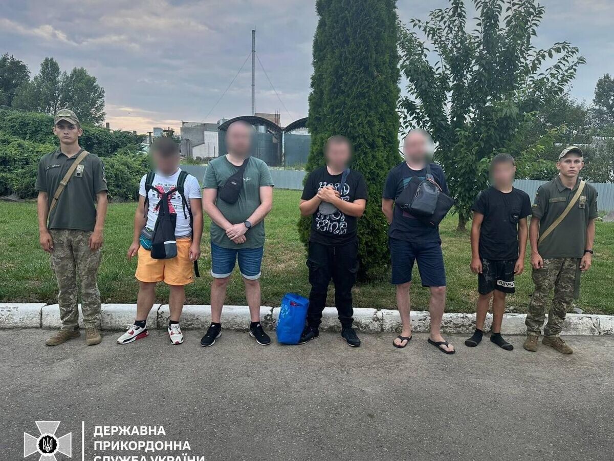    Задержание 14-летнего подростка, который занимался незаконной переправкой за границу мужчин призывного возраста в Румынию через реку Тиса© Фото : ДПСУ