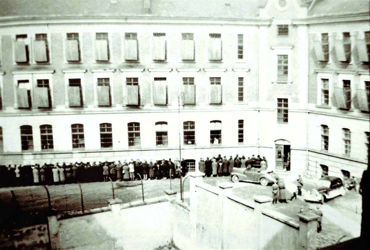 Арестованные во внутреннем дворе тюрьмы Монтелюпих, Краков, 1941 год