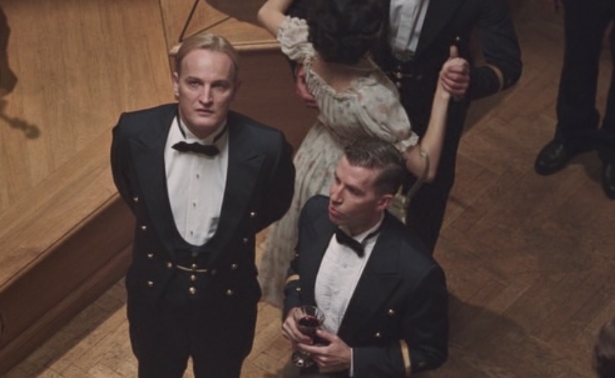 Морячок Гейдрих на балу. Кадр из фильма