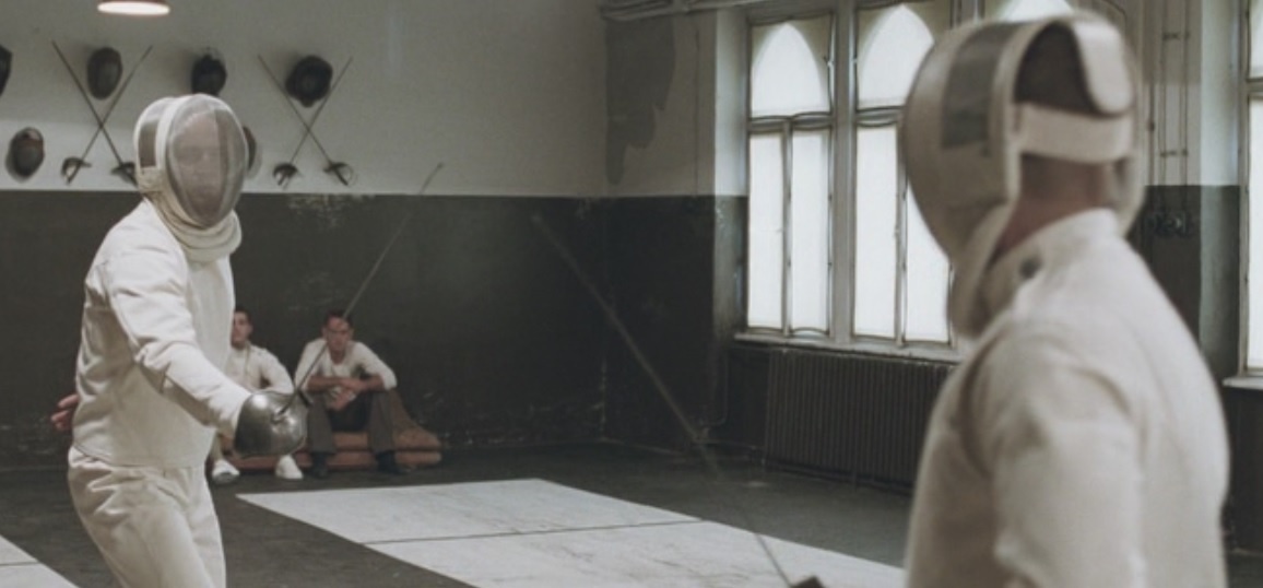 Гейдрих сражается в учебной бою на шпагах. Кадр из фильма