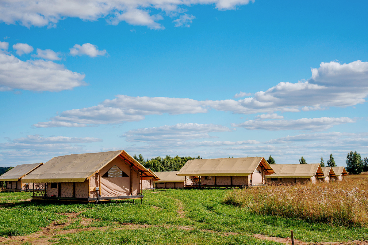 Цены на сафари-тенты: на 2-х от 12 000 руб., на 4-х от 16 800 руб.