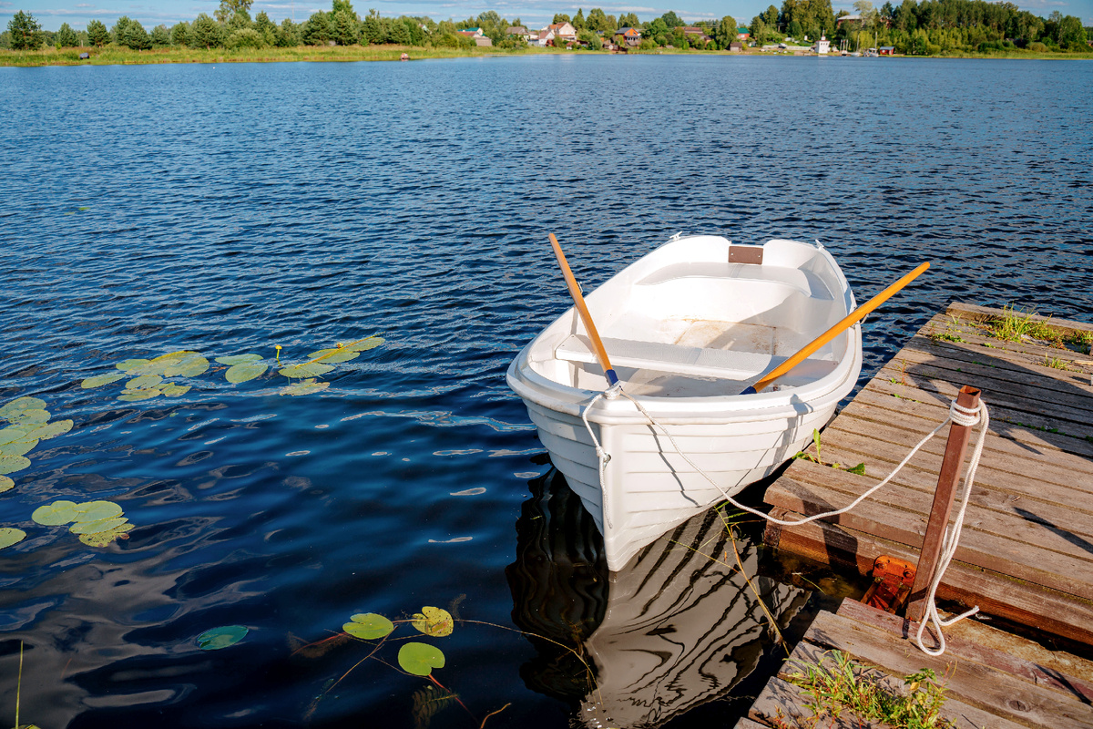 Лодки тоже входят в стоимость проживания