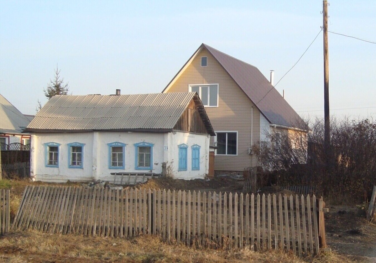 Один из первых домов в селе, ему больше 100 лет.
