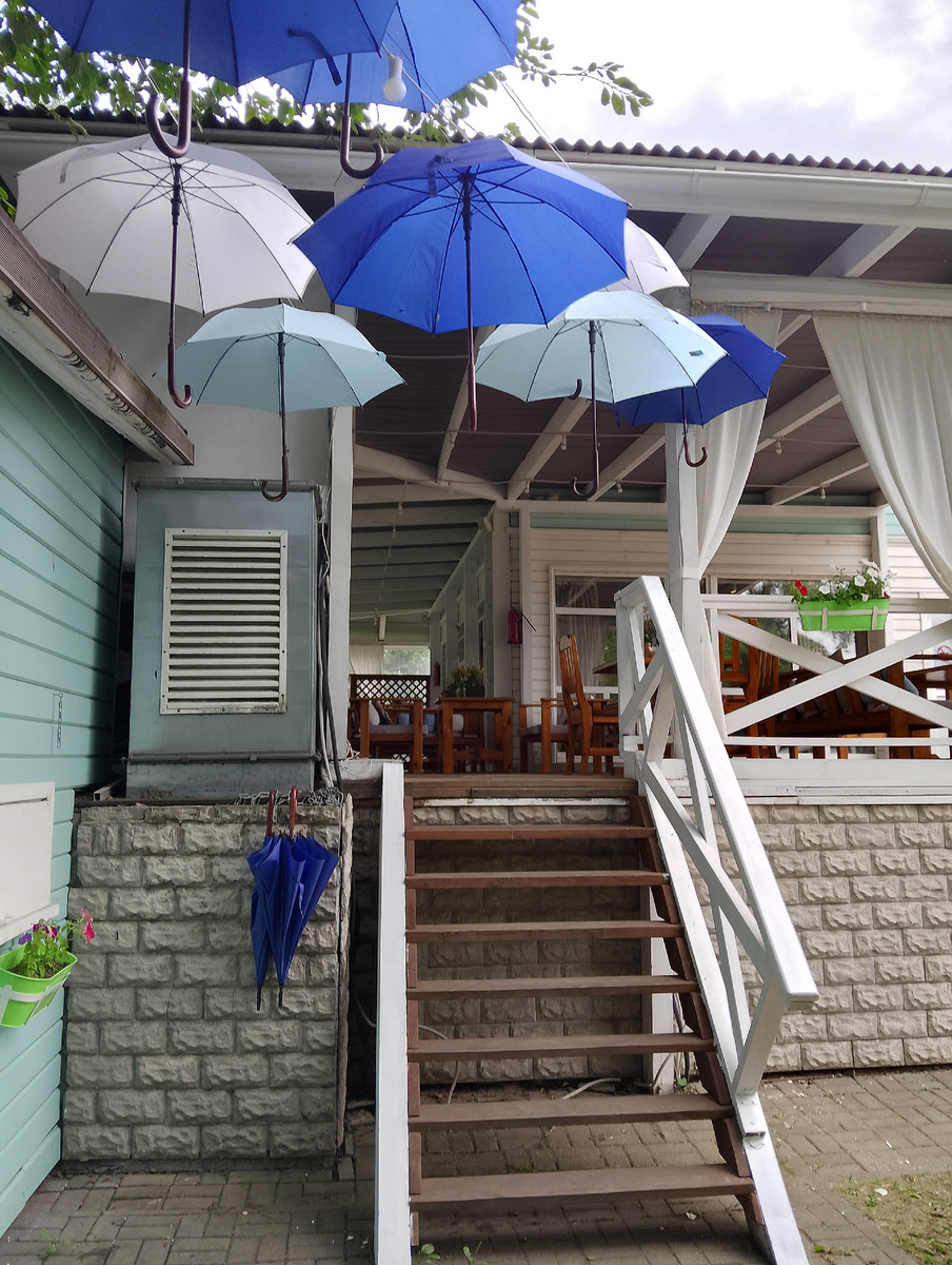 Вход в ресторан комплекса. Фото автора