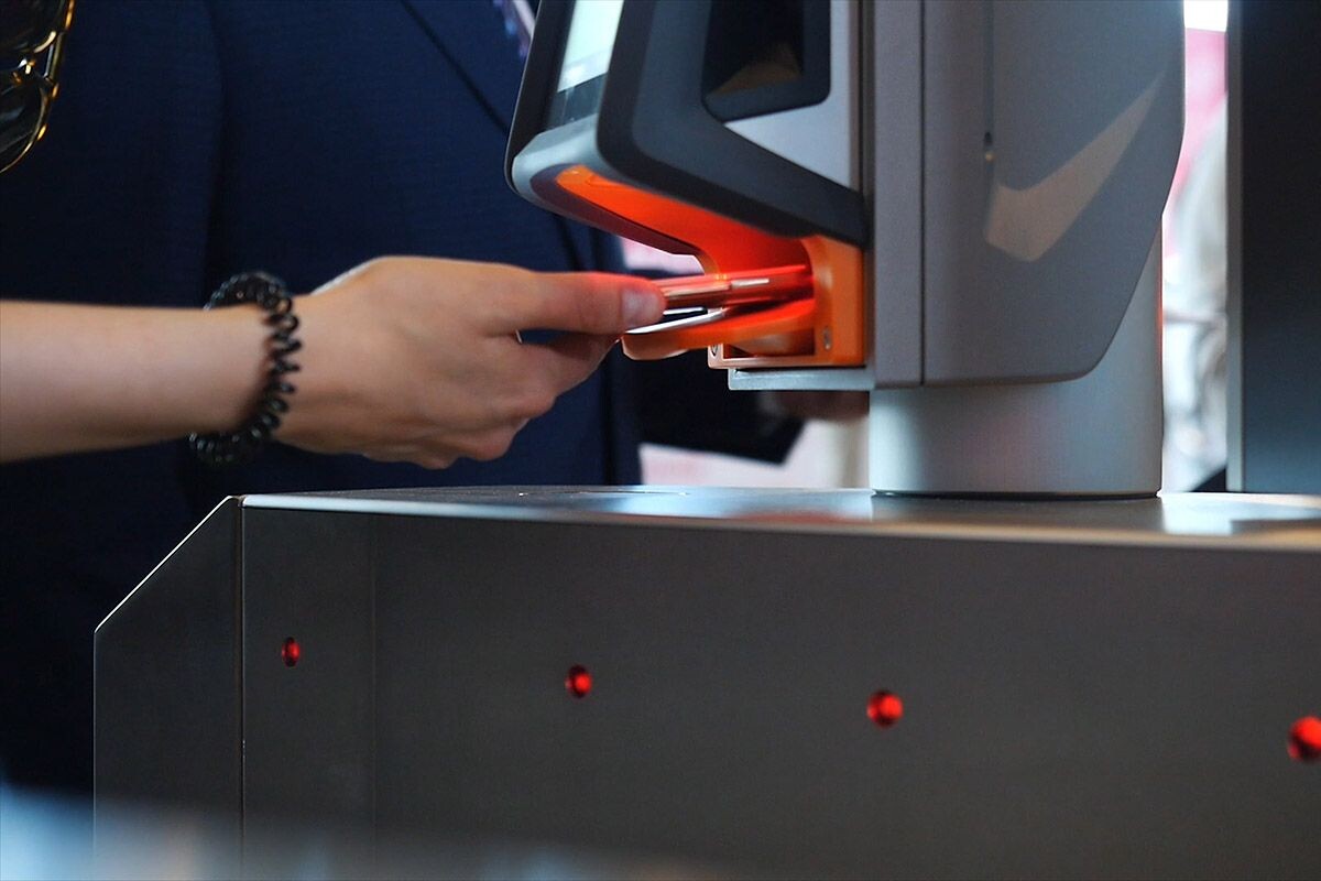 Чтобы пройти через турникет, поднесите штрихкод к сканеру. Источник: Shutterstock📷
