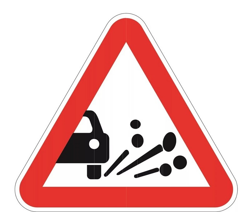 Первые дорожные знаки появились на улицах Парижа в 1900 году. Они представляли собой синие и черные квадраты, на которых были нарисованы символы "железнодорожный переезд", "опасный поворот" и "неровная дорога".