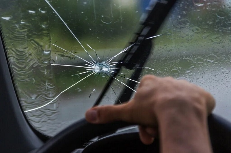 Вполне обычной составляющей автомобиля лобовые стекла стали считаться в 1915 году. До этого они считались дополнительной частью и значительно увеличивали стоимость машины. 