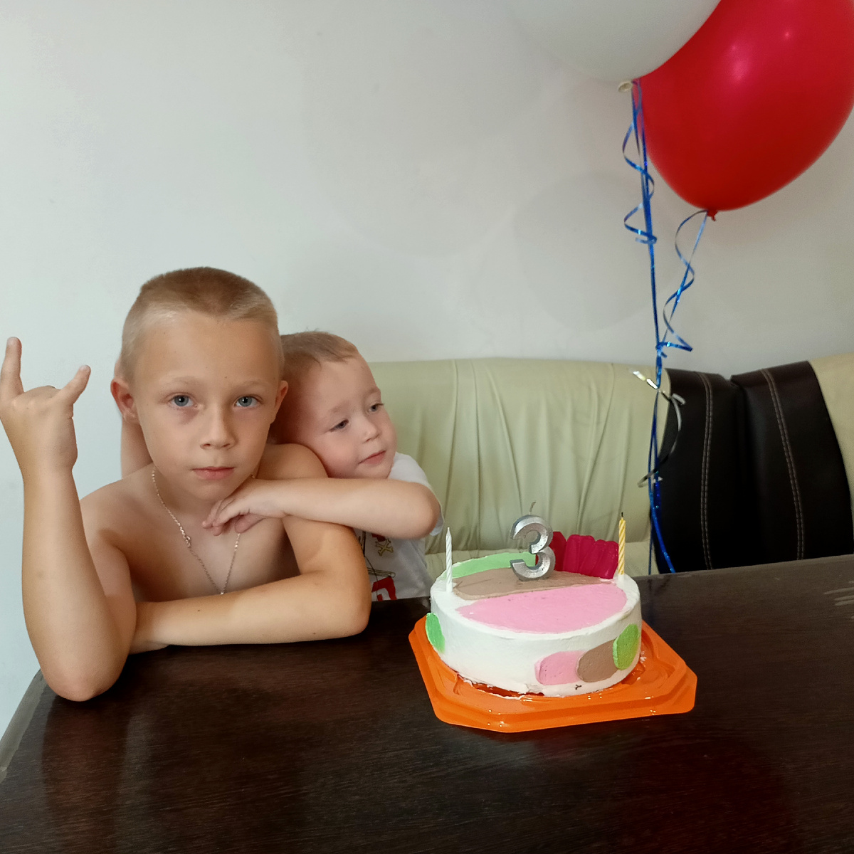 А вот на свой ДР сам брата обнимал, так мило было)) фото автора 