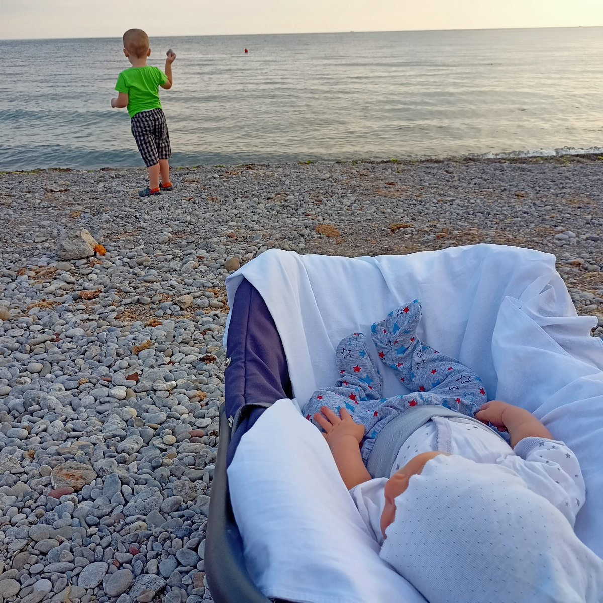 На прогулке, Тёма за любимым занятием - и пусть весь мир подождёт) фото автора 