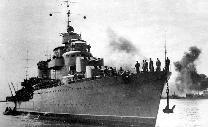 Ташкент (лидер эскадренных миноносцев). В июне–августе 1941 года «Ташкент» принял участие в обороне Одессы, в ходе которой 30 августа попал под авианалёт немецкой авиации и получил серьёзные повреждения корпуса. После возвращения в строй с октября 1941 года по июнь 1942 года принимал участие в обороне Севастополя.