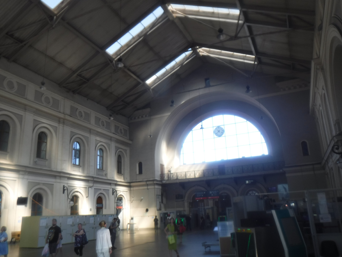Сейчас это зал ожидания. До 1930 годов сюда ходили поезда