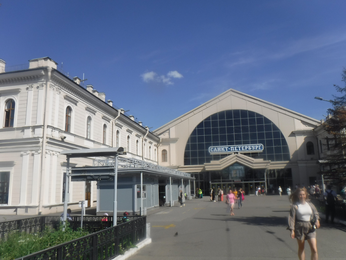 Выщел на перрон. До 1930 годов заезжали поезда. 