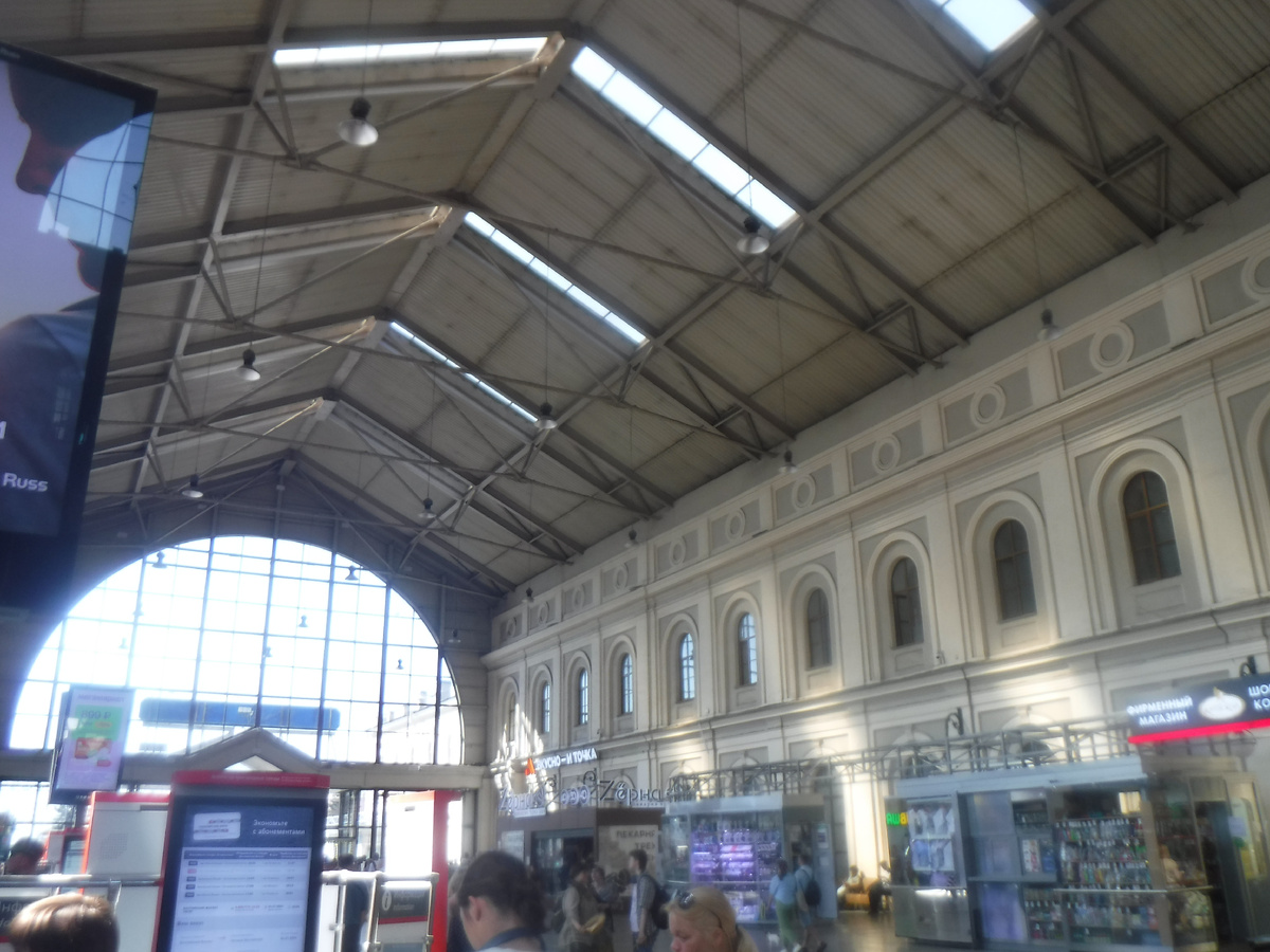 Вот сюда раньше ходили поезда и заезжали там где сейчас стеклянная стена