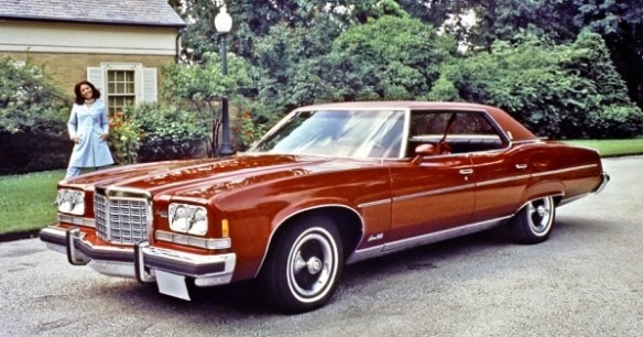 На короткий пятилетний период модель Bonneville была смещена с вершины полноразмерных автомобилей Pontiac моделью Grand Ville.