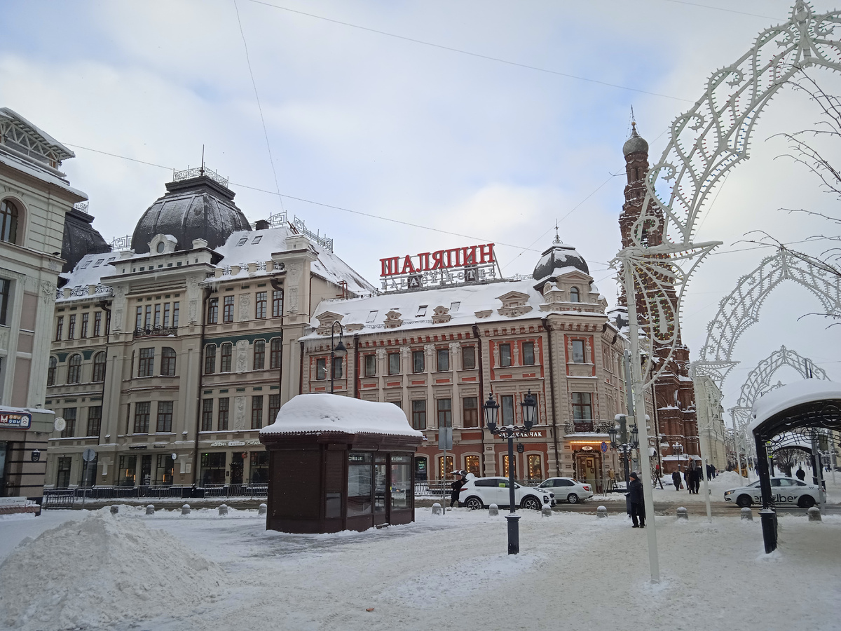 Вид на отель с перекрёстка улиц Баумана и Университетской. Фото автора, январь 2022г.