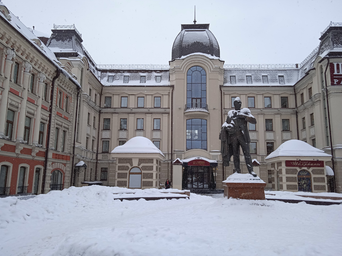 Памятник Ф.И. Шаляпину установлен перед входом. Фото автора, январь 2022г.