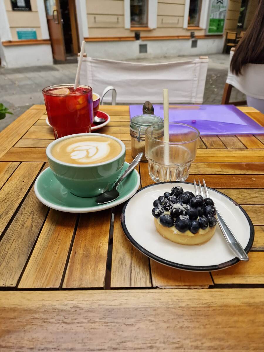 фото автора: завтрак в кафешке. Капучино с цветочком и тарталетка