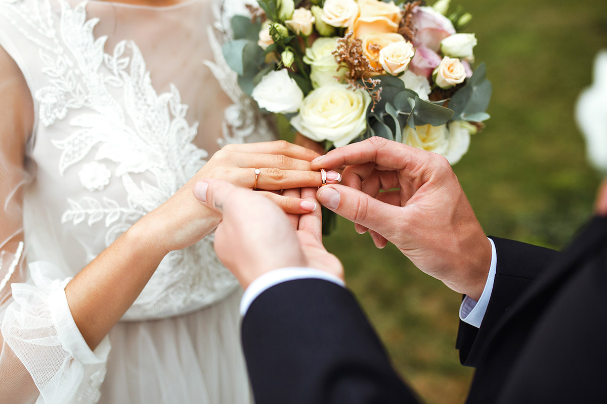    За границей не редкость два кольца на одном пальце — помолвочное и обручальное. Источник: Shutterstock