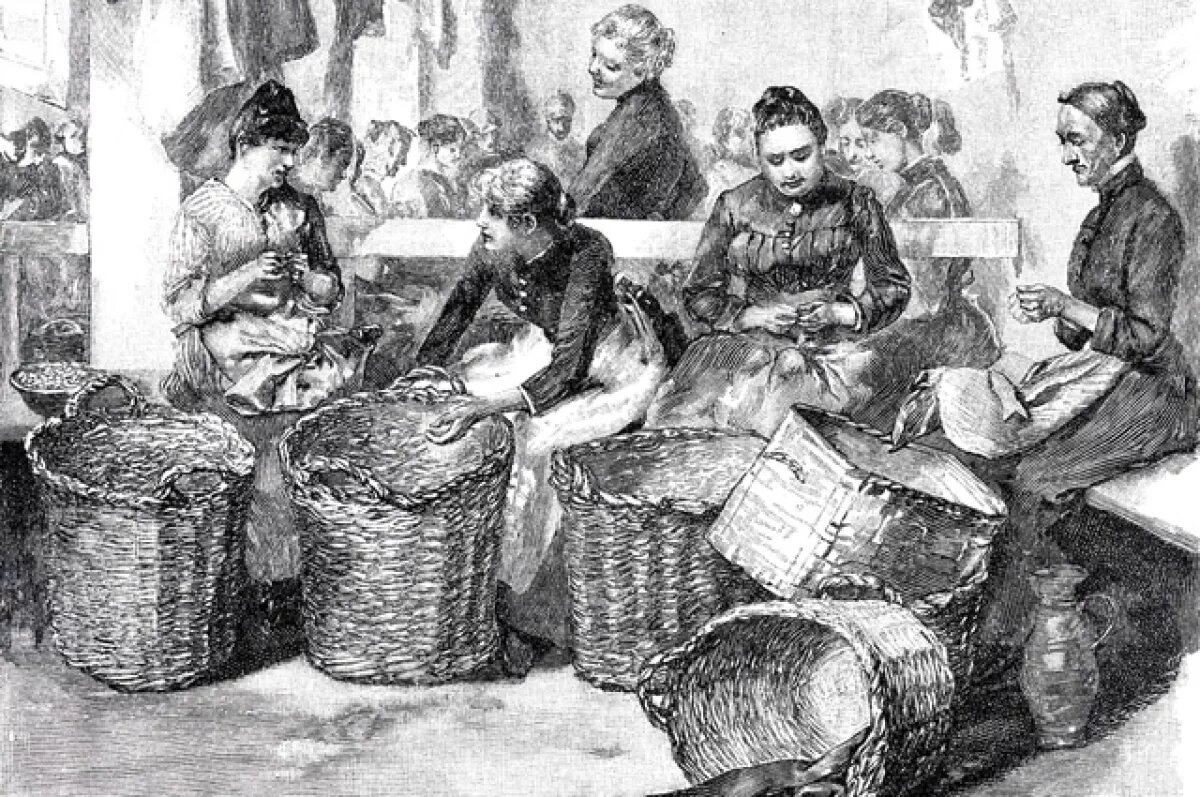    Добыча гороха женщинами в производственном помещении.