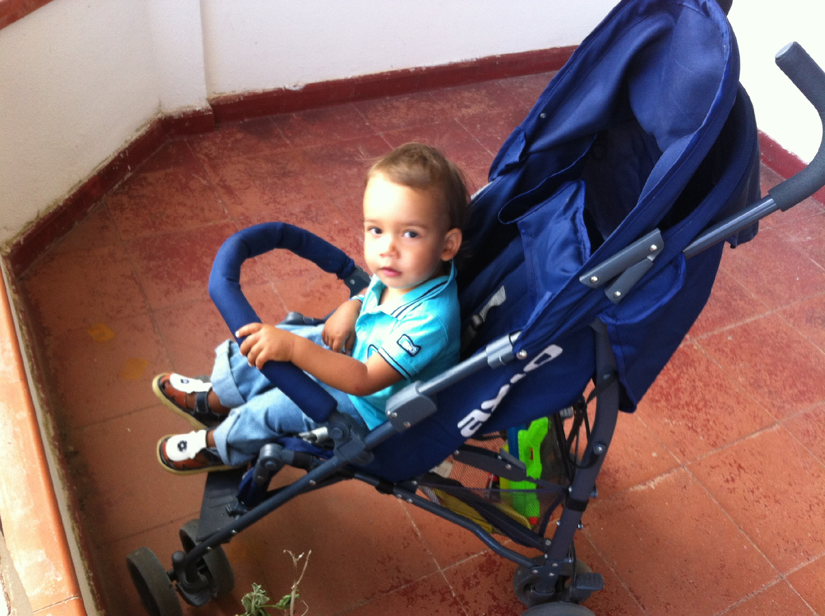 Митя совсем крошечный, тут ему полтора годика всего. 