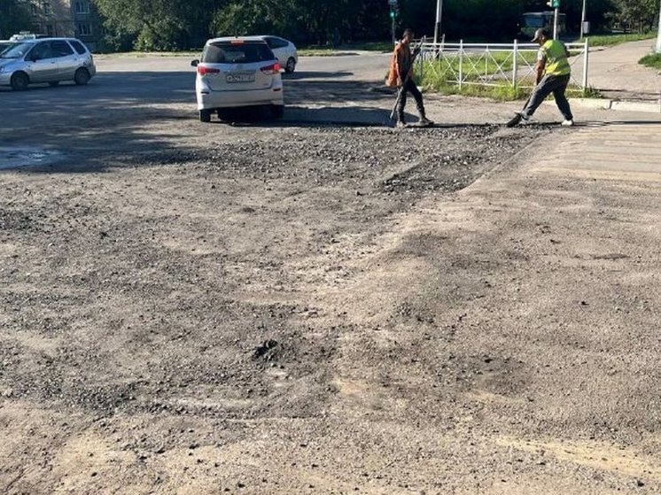     В районе улицы Рокоссовского в Хабаровске идет ямочный ремонт ФОТО: телеграм-канал ПанВорРок