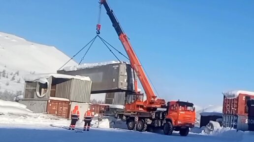 Вот что значит, когда автокран чувствуешь пятой точкой. Подъем большого контейнера с перегрузкой автокрана.