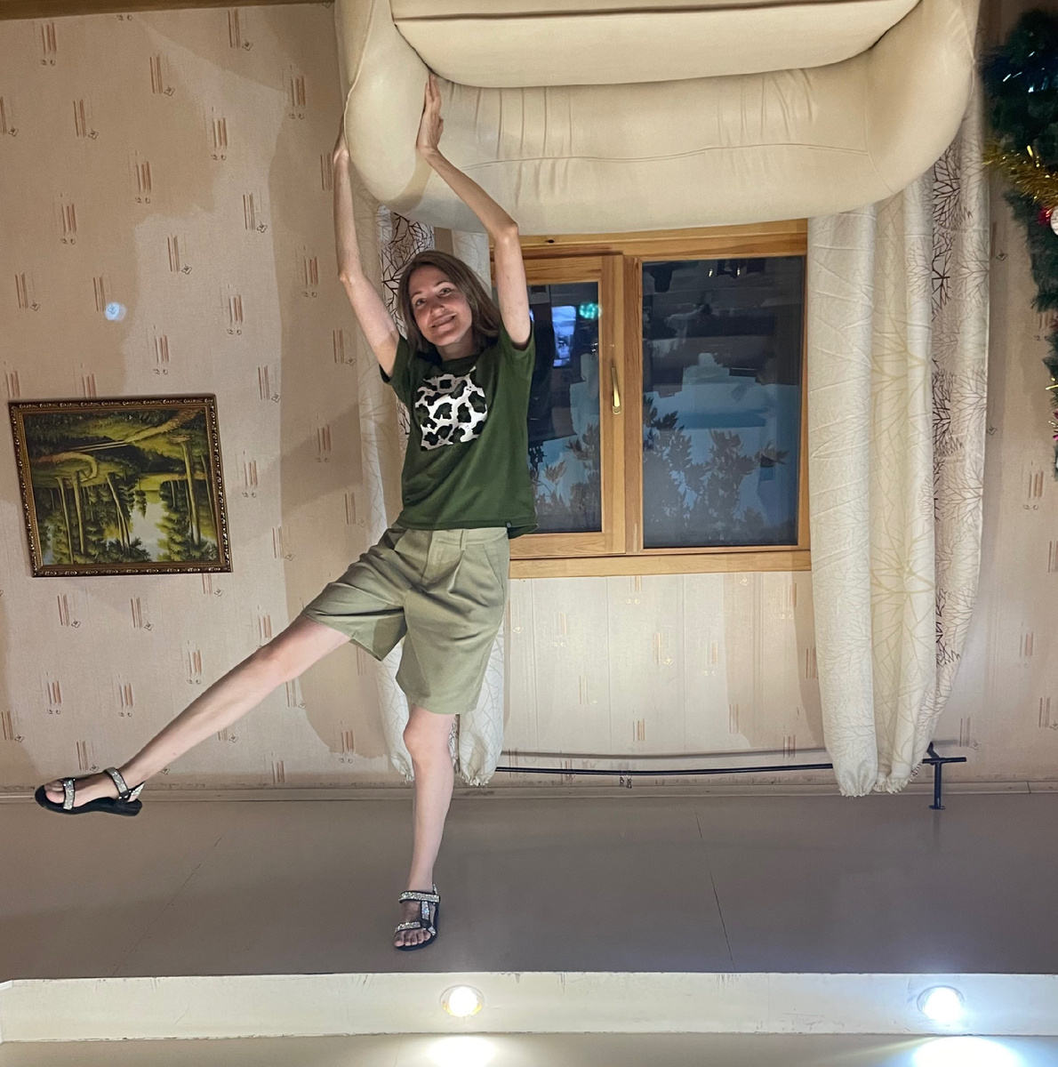 Автор канала пытается удержаться на потолке😅