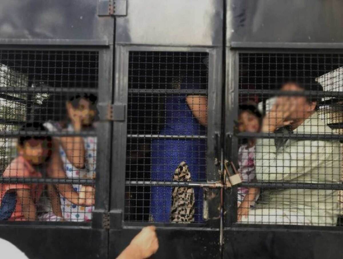 В жаркий сезон такая  душегубка нагревается  изнутри до 45 градусов по Цельсию. Фото из Bangkok Post. 