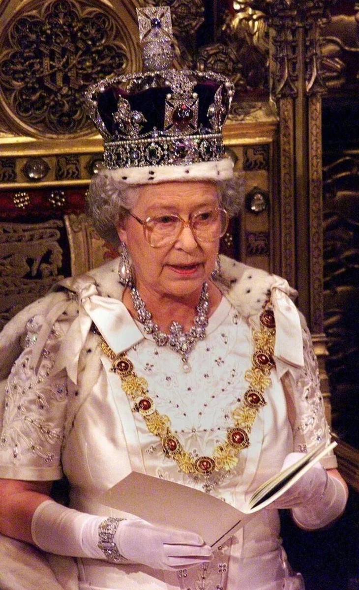 Spiritdoll. Она королева ее кожа ее. Она королева ее кожа ее. Королева с большой головой. Шарлиз терон королева равенна.