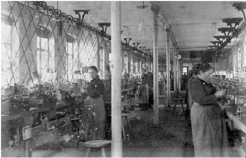 1896 г. - Женщины на производстве лесопильных станков. Заводской цех в то время все еще находился в Георгиевском квартале, на Миттелькройц. Только в 1910 году оба завода, в Пферзее и Аугсбурге, были объединены, соответственно. первоначальное место на Среднем Кресте заброшено.